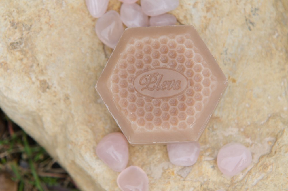 Mýdlo, které překvapí s kamenem přátelství, Pleva