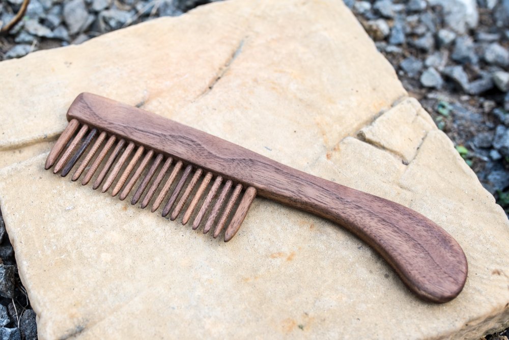 dřevěný hřeben pro kvalitní rozčesání vlasů