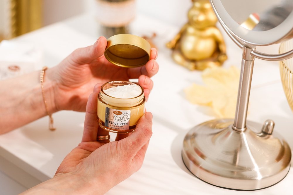 https://pleva.s6.cdn-upgates.com/l/l5dc84281e4e6e-191023-flatlay-28-krem-s-propolisem-500.jpg