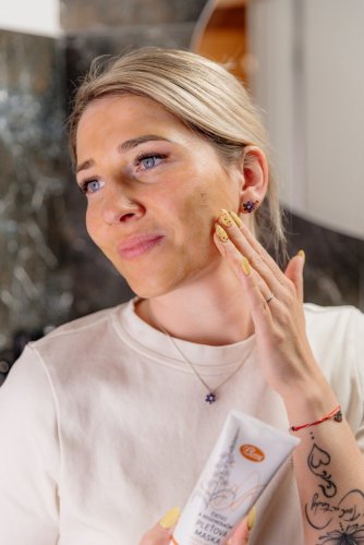 Cleansing and Regenerating Face Mask with Honey, Propolis, and Pink Clay