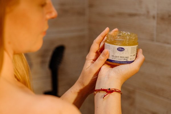 Exfoliating body scrub with honey and salt - lemongrass