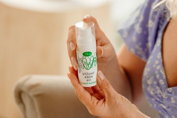 Crème with Royal Jelly 4-in-1