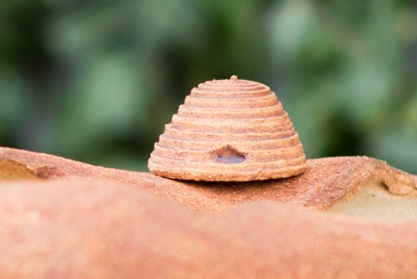 Ceramic decoration for house and garden - bee hive - Beehive size: big - Durchmesser 7 cm, Höhe 4 cm