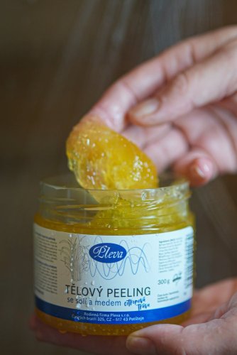 Tělový peeling se solí a medem - citronová tráva