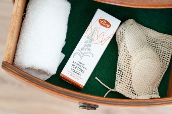 Cleansing and Regenerating Face Mask with Honey, Propolis, and Pink Clay