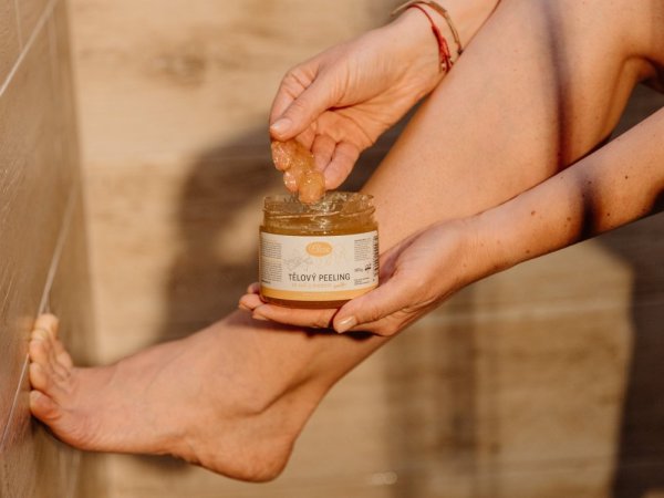 Exfoliating body scrub with honey and salt - vanilla