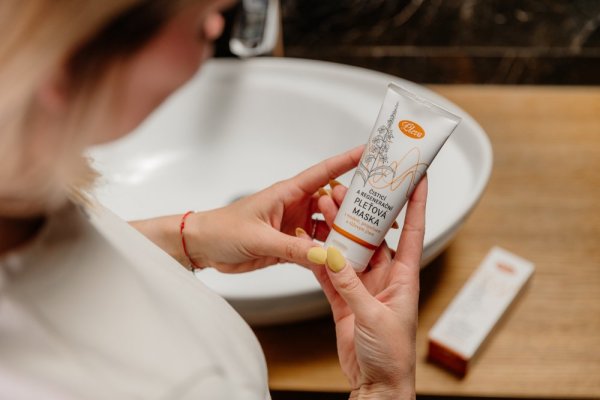 Cleansing and Regenerating Face Mask with Honey, Propolis, and Pink Clay
