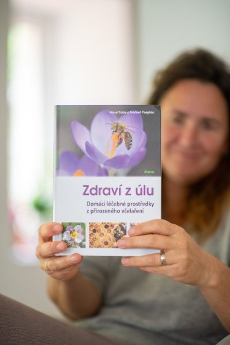 Kniha Zdraví z úlu - Domácí léčebné prostředky z přirozeného včelaření, Tobis, Poeplau