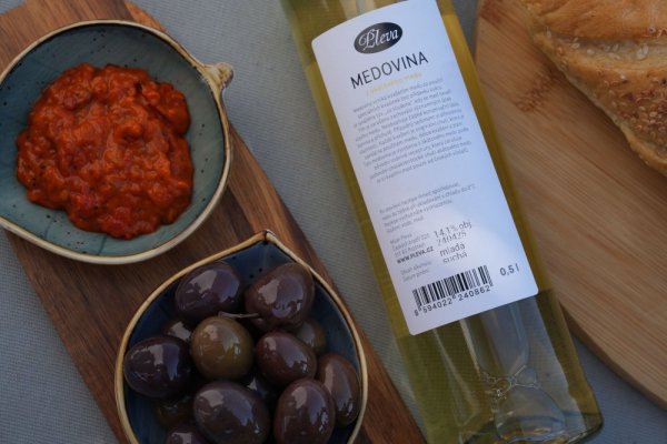 Wild acacia honey wine, dry 0,5l - limited edition