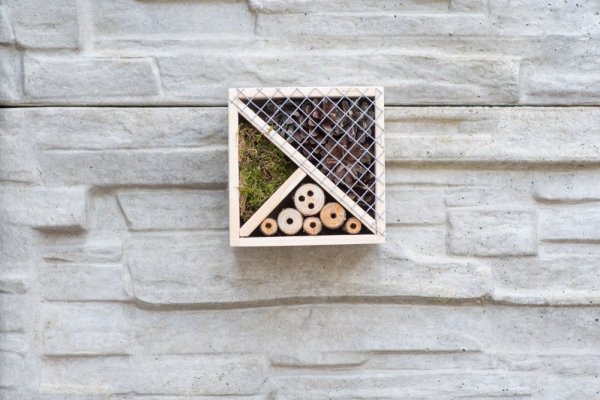 Hmyzí hotel pro užitečný hmyz a včelky samotářky - čtverec
