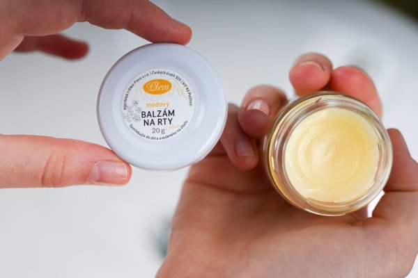 Medový balzám na rty v kelímku