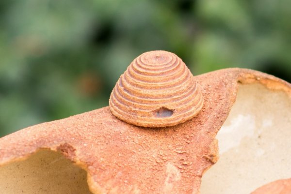 Ceramic decoration for house and garden - bee hive - Beehive size: small - diameter 4 cm, height 2.5 cm