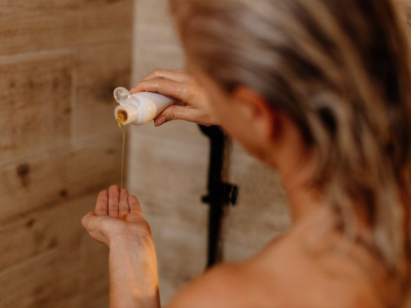 Shampoo with propolis