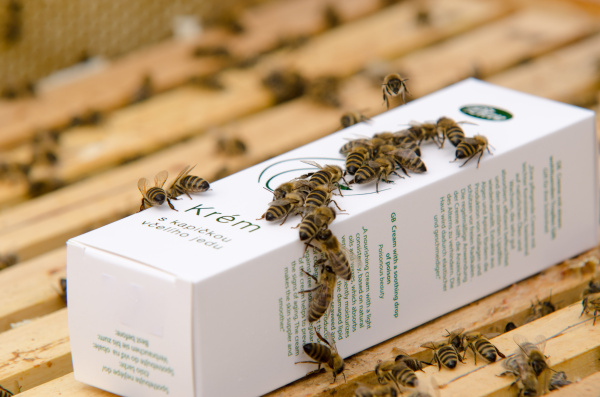 Krém s kapičkou včelího jedu - ležící u včel