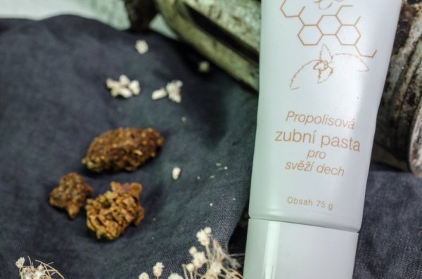 Toothpaste with propolis for fresh breath