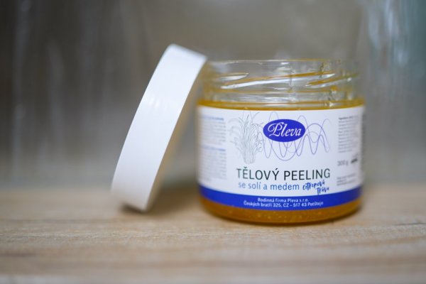 Tělový peeling se solí a medem - citronová tráva