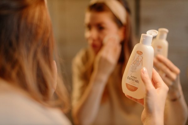 Facial Cleansing Gel with Honey and Propolis