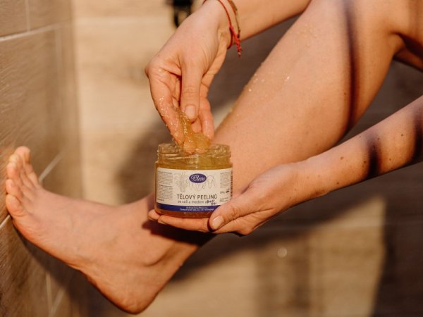 Exfoliating body scrub with honey and salt - lemongrass