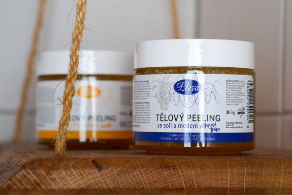Exfoliating body scrub with honey and salt - lemongrass
