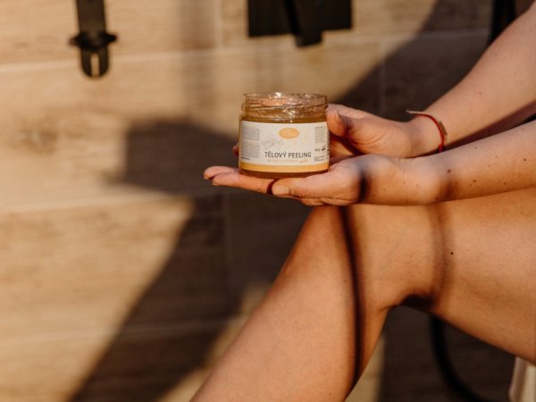 Exfoliating body scrub with honey and salt - vanilla