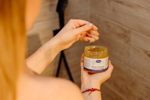Exfoliating body scrub with honey and salt - lemongrass