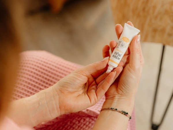 Eye cream with honey