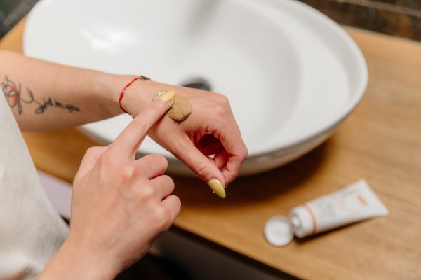 Cleansing and Regenerating Face Mask with Honey, Propolis, and Pink Clay