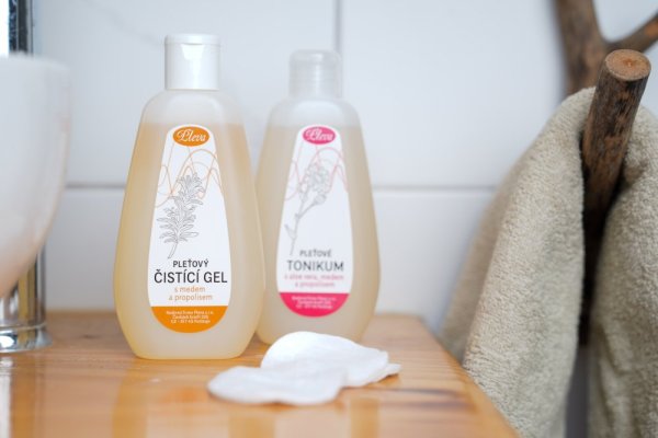 Facial Cleansing Gel with Honey and Propolis