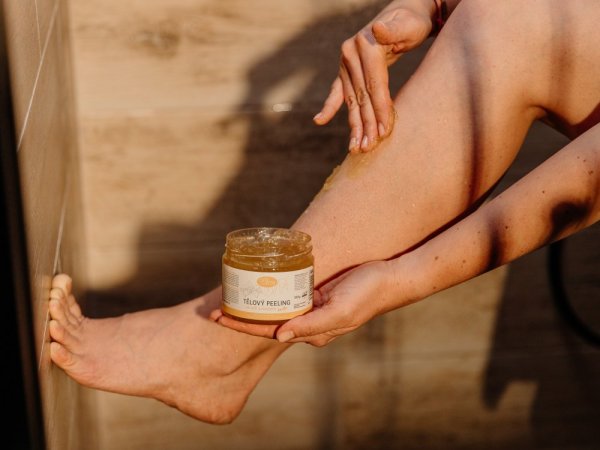 Exfoliating body scrub with honey and salt - vanilla