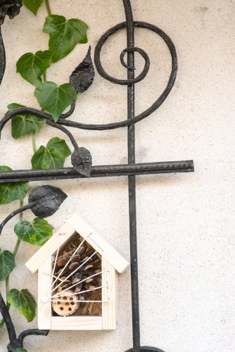 Hmyzí hotel pro užitečný hmyz a včelky samotářky, malý