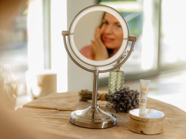 Eye cream with honey