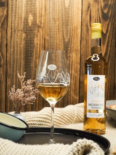Mead glasses from Pleva - Honigweinglas: 1 pc with wavy lines + 1 pc with a castle