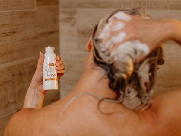 Shampoo with propolis