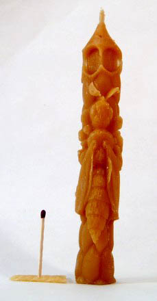 Svíčka ze včelího vosku vysoká zdobená včelou