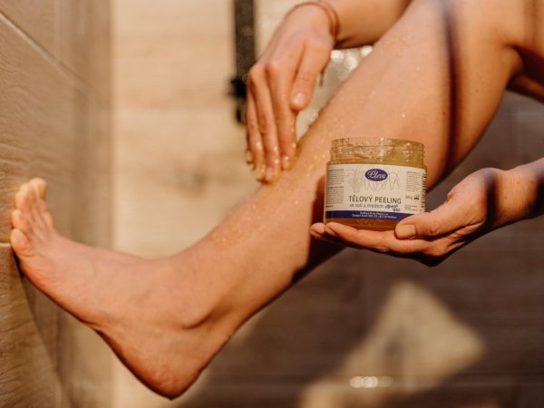 Exfoliating body scrub with honey and salt - lemongrass