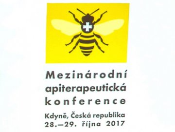 Léčba včelím žihadlem, medové hojení ran a další novinky z apiterapeutické konference 2017