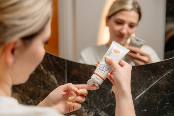 Cleansing and Regenerating Face Mask with Honey, Propolis, and Pink Clay