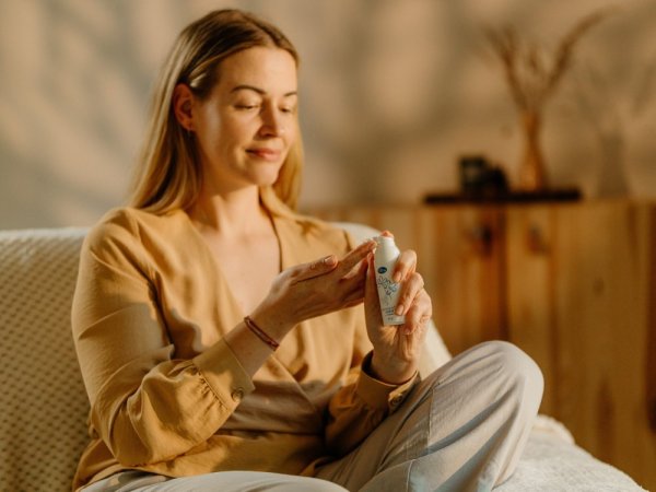 Moisturizing cream with honey