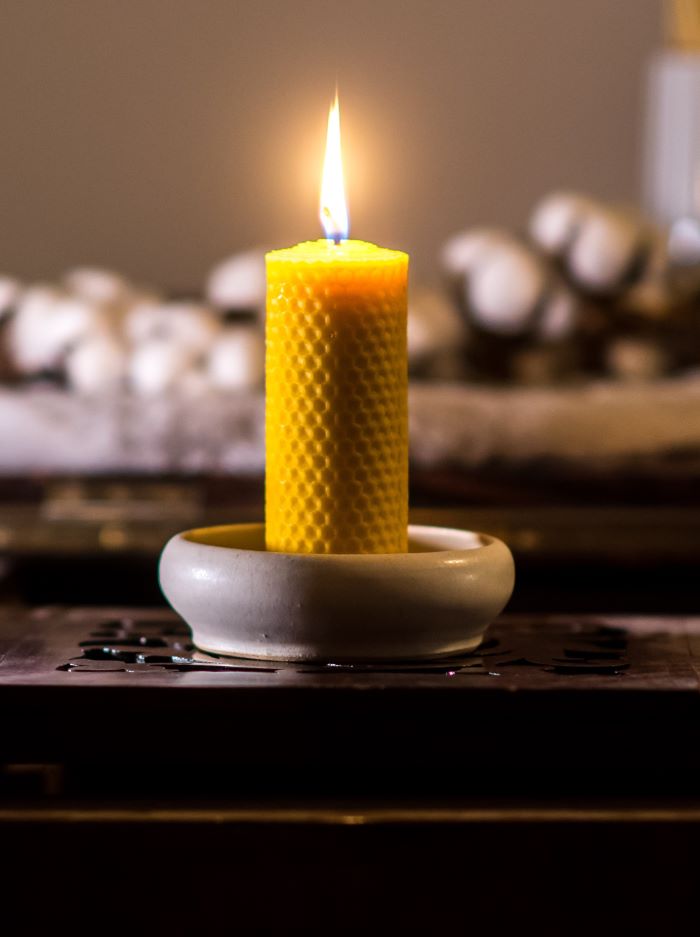 Hořící svíčka ze včelího vosku