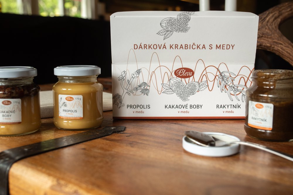 Dárková krabička s medy - propolis, kakaové boby a rakytník v medu, Pleva