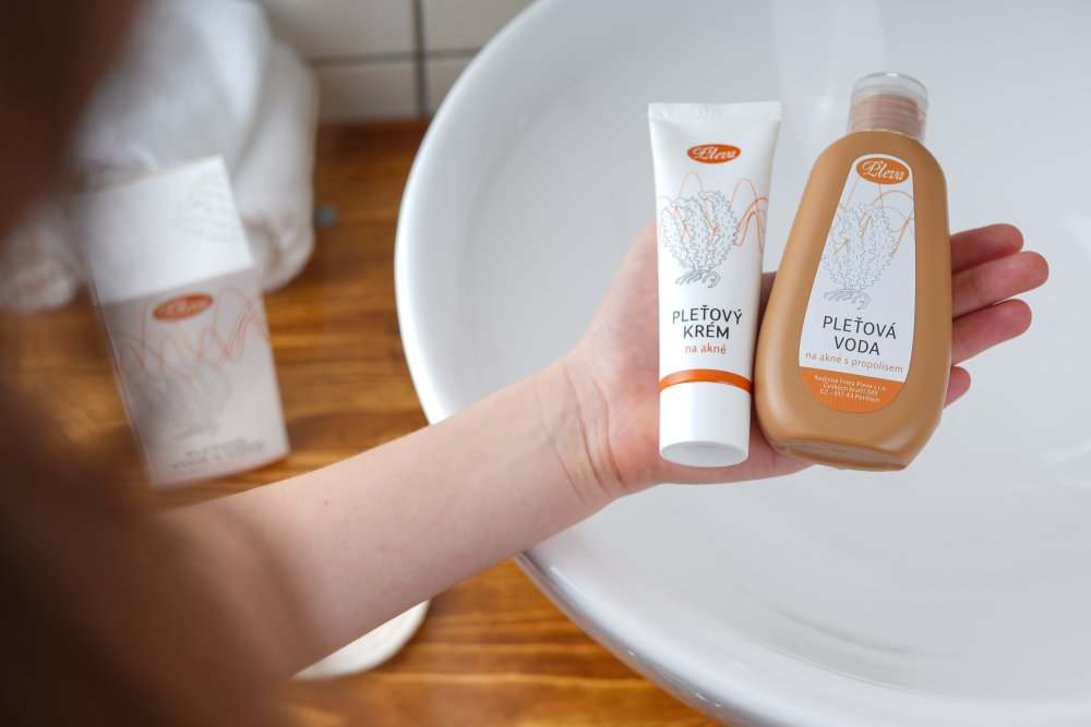 Pleťový krém a vodu na akné v sadě Pleva