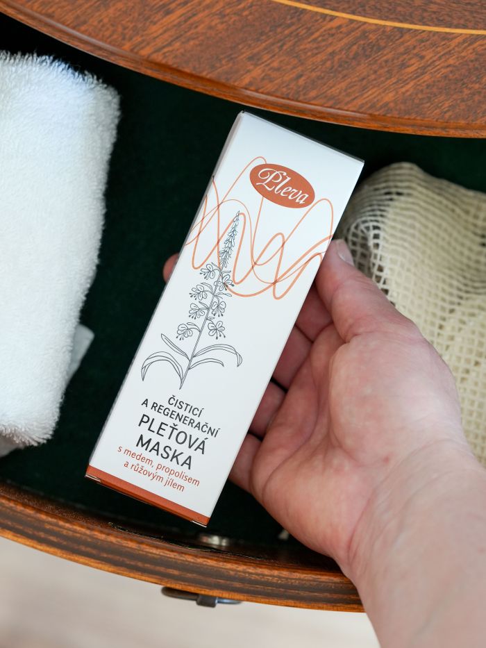 Čisticí a regenerační pleťová maska s medem, propolisem a růžovým jílem, Pleva