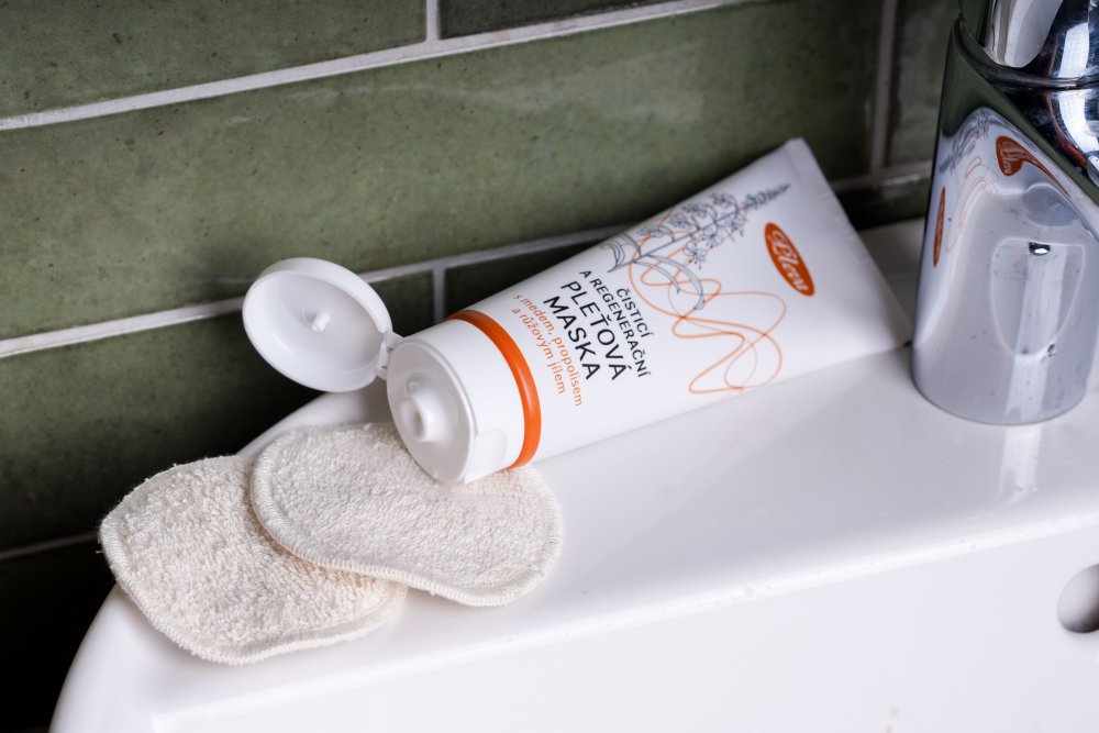 Čisticí a regenerační pleťová maska s medem, propolisem a růžovým jílem, Pleva