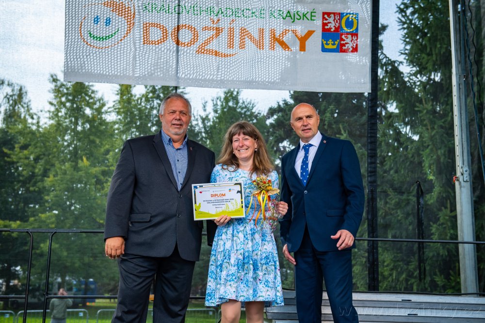 Petra Plevová přebírá ocenění na soutěži Potravina a Potravinář Královéhradeckého kraje 2025