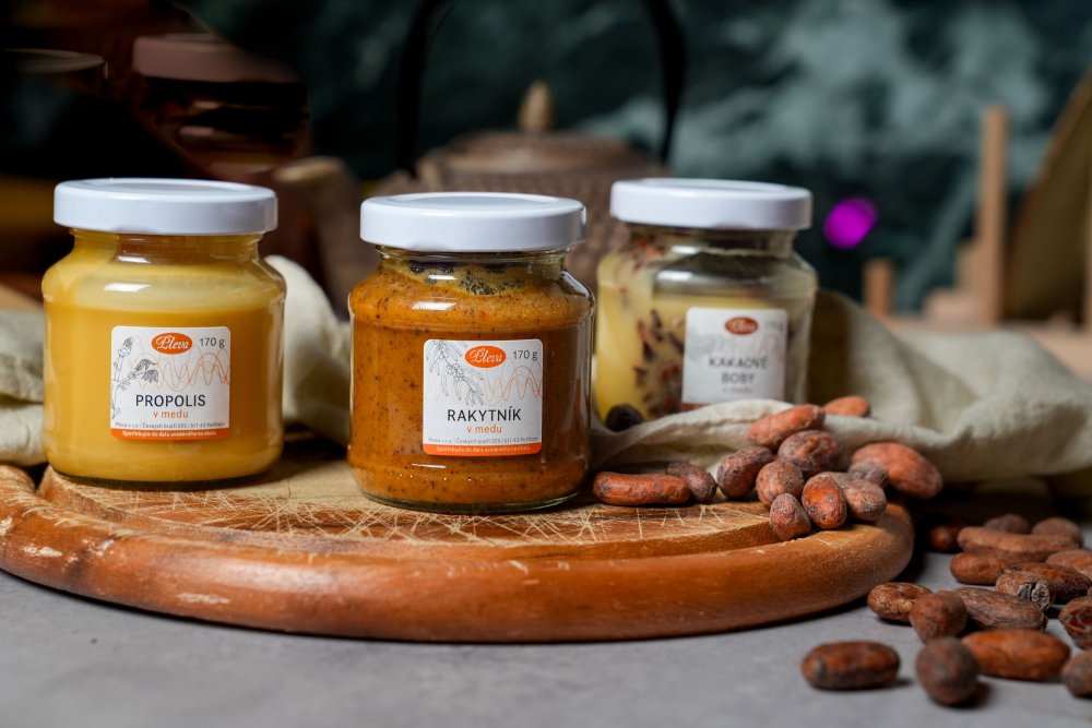 Dárková krabička s medy - propolis, kakaové boby a rakytník v medu, Pleva