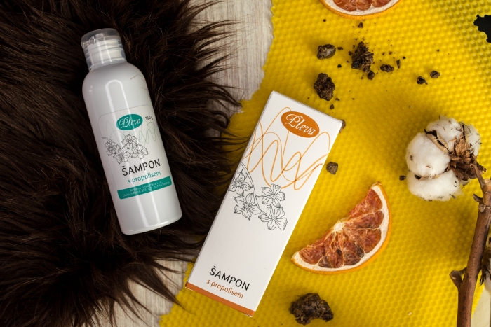 Shampoo with propolis