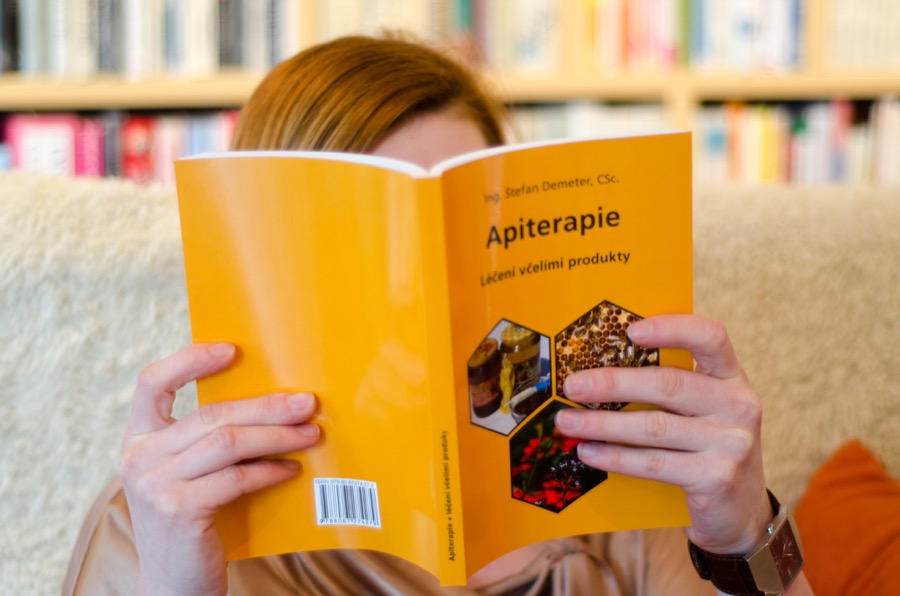 čtení apiterapie- kniha
