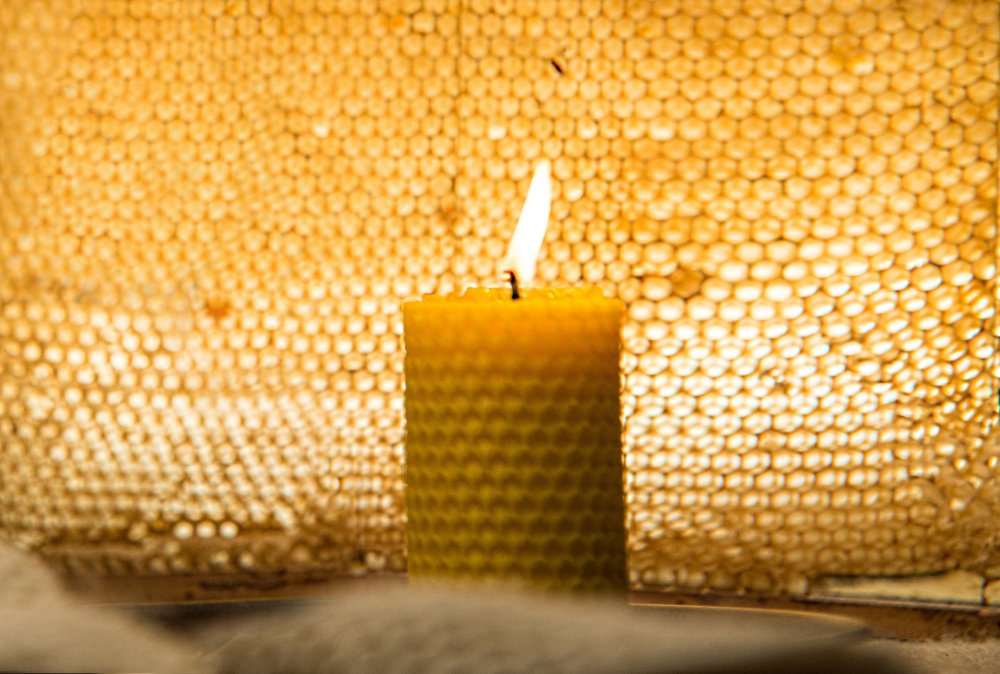 hořící svíčka ze včelího vosku