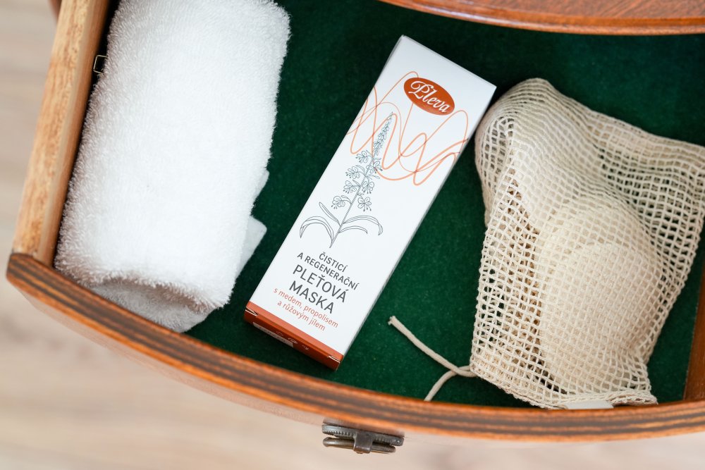 Čisticí a regenerační pleťová maska s medem, propolisem a růžovým jílem, Pleva