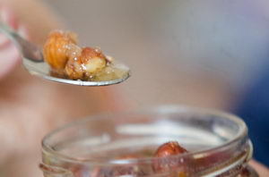 Ořechy a sušené ovoce v medu na lžičce